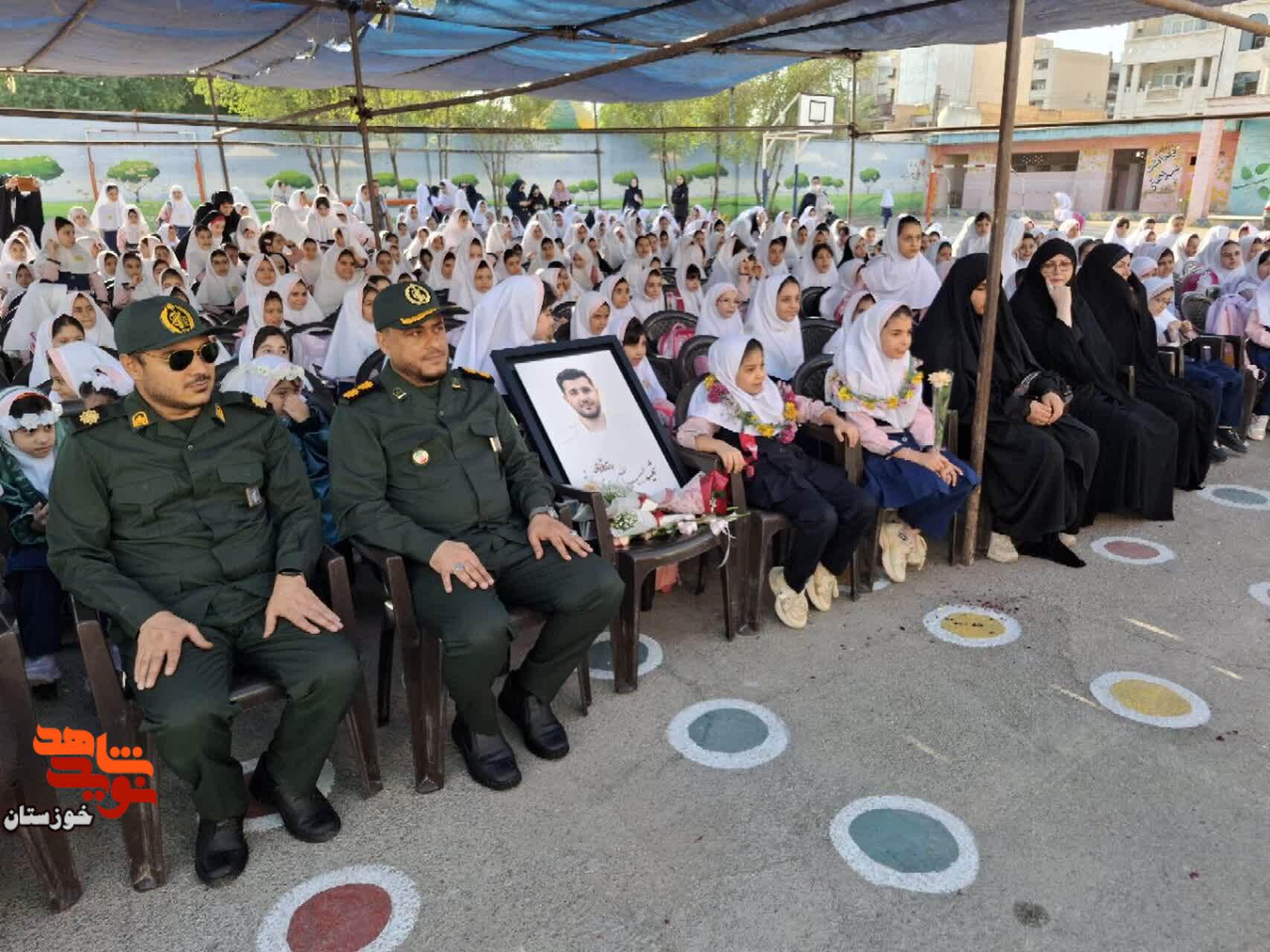 گزارش تصویری/ آیین بدرقه فرزندان شهید «حبیب‌الله بهوندی» از درب منزل تا مدرسه