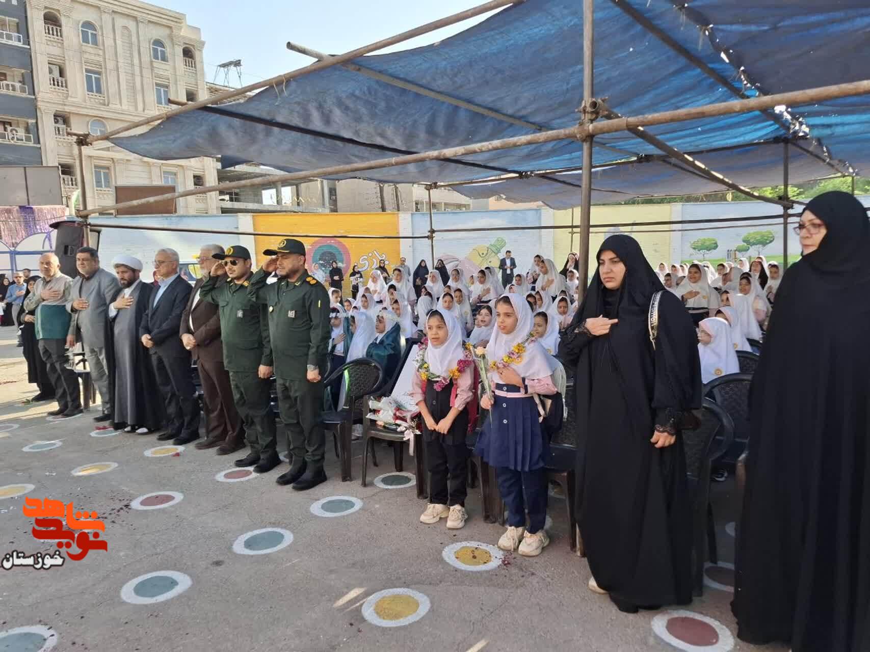 گزارش تصویری/ آیین بدرقه فرزندان شهید «حبیب‌الله بهوندی» از درب منزل تا مدرسه