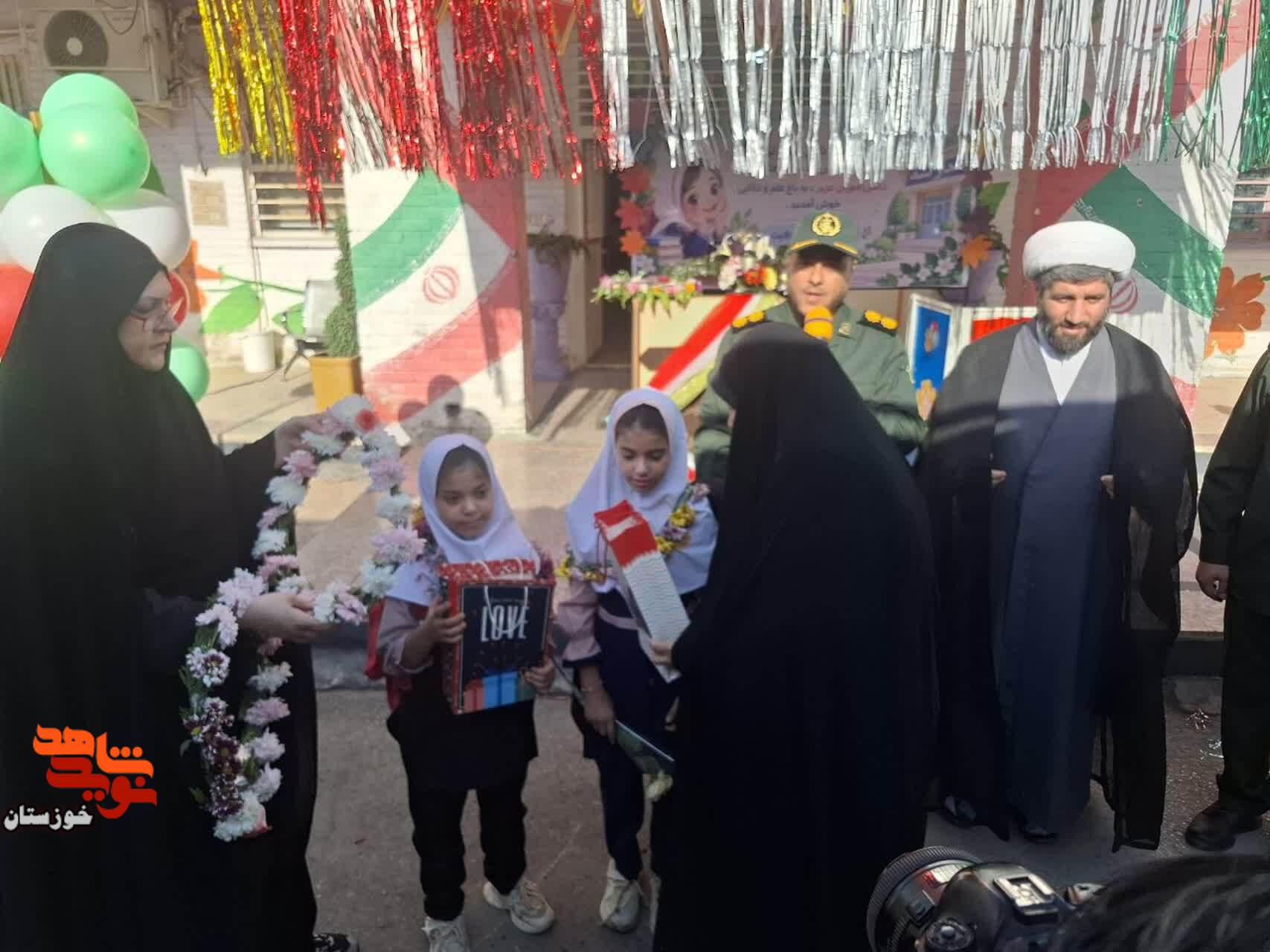 گزارش تصویری/ آیین بدرقه فرزندان شهید «حبیب‌الله بهوندی» از درب منزل تا مدرسه
