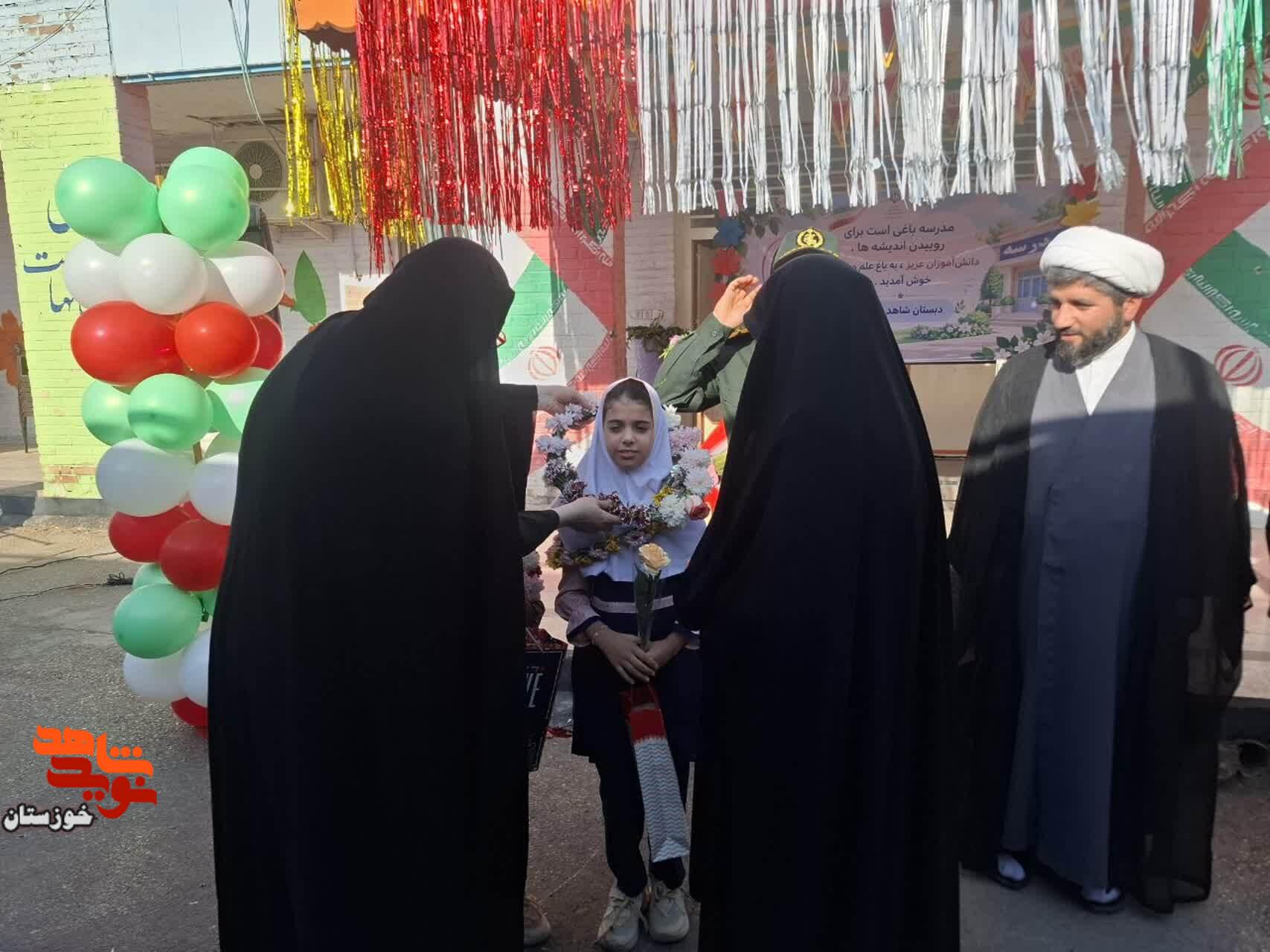 گزارش تصویری/ آیین بدرقه فرزندان شهید «حبیب‌الله بهوندی» از درب منزل تا مدرسه