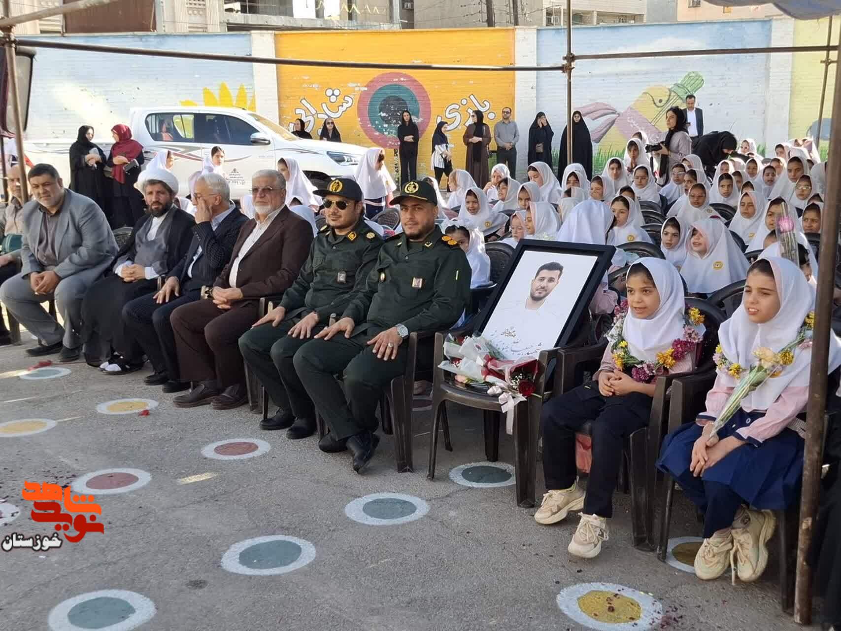 گزارش تصویری/ آیین بدرقه فرزندان شهید «حبیب‌الله بهوندی» از درب منزل تا مدرسه