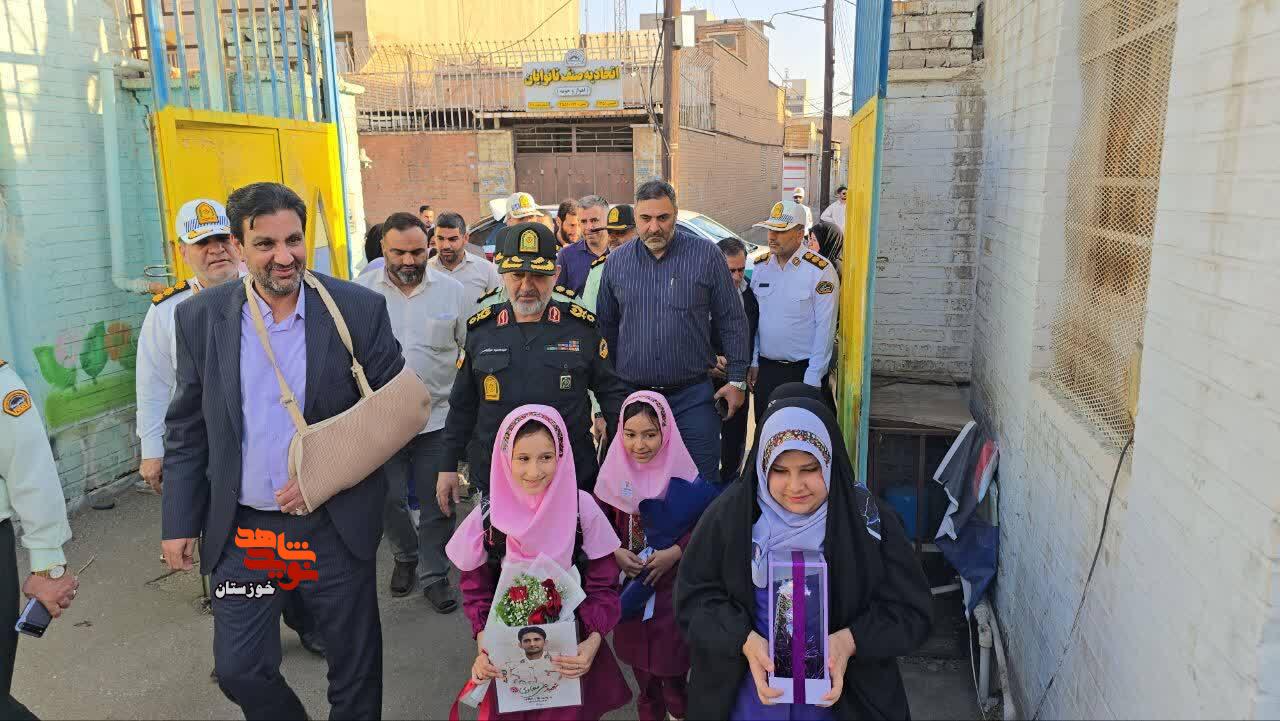 مدیرکل بنیاد شهید خوزستان فرزند شهید «علی معاوی» را تا مدرسه بدرقه کرد مدیرکل بنیاد شهید خوزستان فرزند شهید «علی معاوی» را تا مدرسه بدرقه کرد