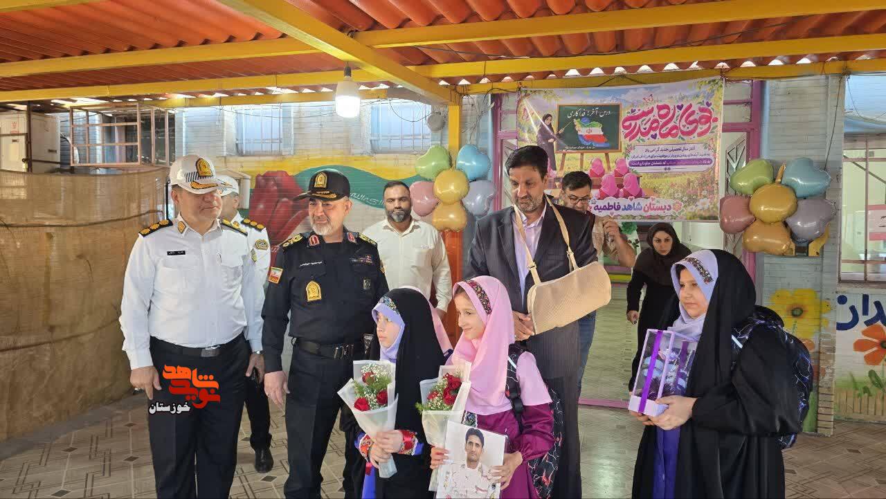 گزارش تصویری/ بدرقه فرزند شهید «علی معاوی» به مدرسه توسط مدیرکل بنیاد شهید خوزستان گزارش تصویری/ بدرقه فرزند شهید «علی معاوی» به مدرسه توسط مدیرکل بنیاد شهید خوزستان