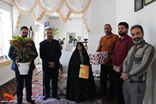 در خانه شهید، روایت ایثار هنوز زنده است؛ دیدار مسئولان زرند با خانواده چهار شهید