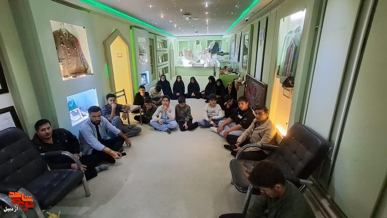 بازدید مربّیان و متربّیان کانون قرآنی میعاد اردبیل از موزه شهدا