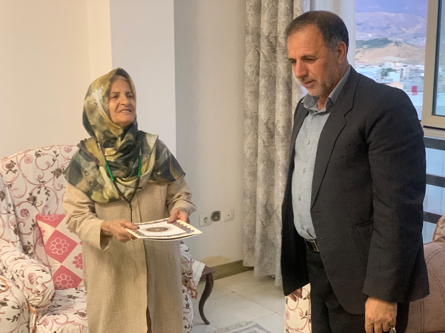 دیدار مدیرکل بنیاد شهید کردستان با خانواده «شهید وریا کلهری» به مناسبت هفته فراجا دیدار مدیرکل بنیاد شهید کردستان با خانواده «شهید وریا کلهری» به مناسبت هفته فراجا