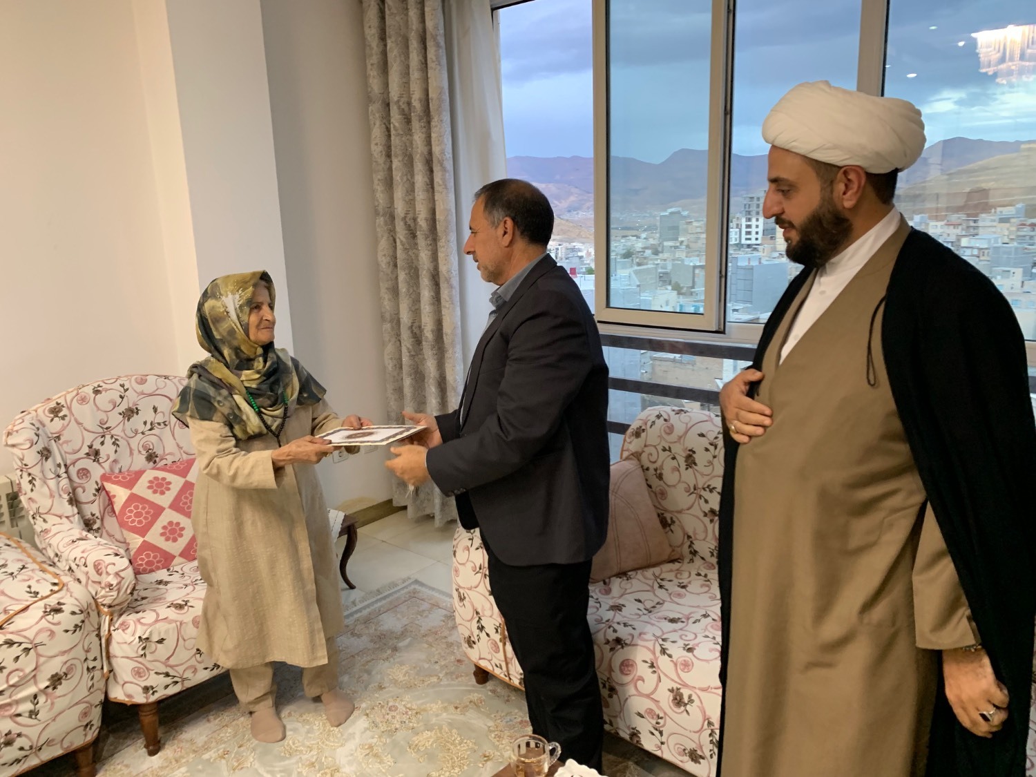 دیدار مدیرکل بنیاد شهید کردستان با خانواده «شهید وریا کلهری» به مناسبت هفته فراجا دیدار مدیرکل بنیاد شهید کردستان با خانواده «شهید وریا کلهری» به مناسبت هفته فراجا