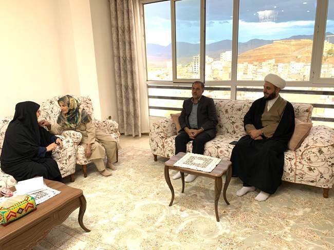 دیدار مدیرکل بنیاد شهید کردستان با خانواده «شهید وریا کلهری» به مناسبت هفته فراجا دیدار مدیرکل بنیاد شهید کردستان با خانواده «شهید وریا کلهری» به مناسبت هفته فراجا