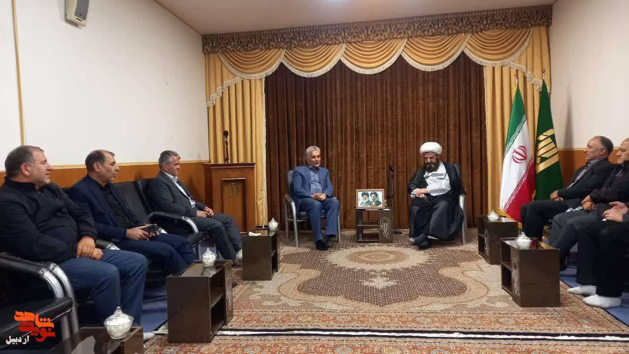 خدمت به خانواده شهدا مقدس و مسئولیتی سنگین است خدمت به خانواده شهدا مقدس و مسئولیتی سنگین است