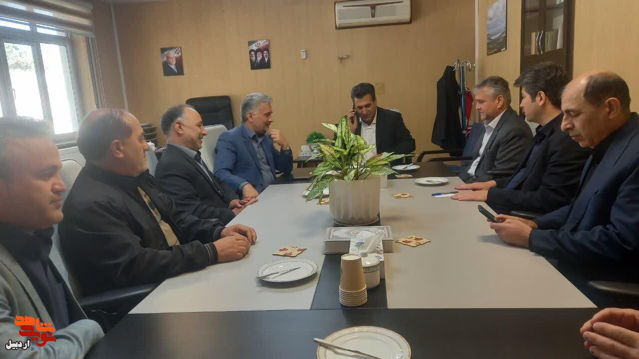 خدمت به خانواده شهدا مقدس و مسئولیتی سنگین است خدمت به خانواده شهدا مقدس و مسئولیتی سنگین است