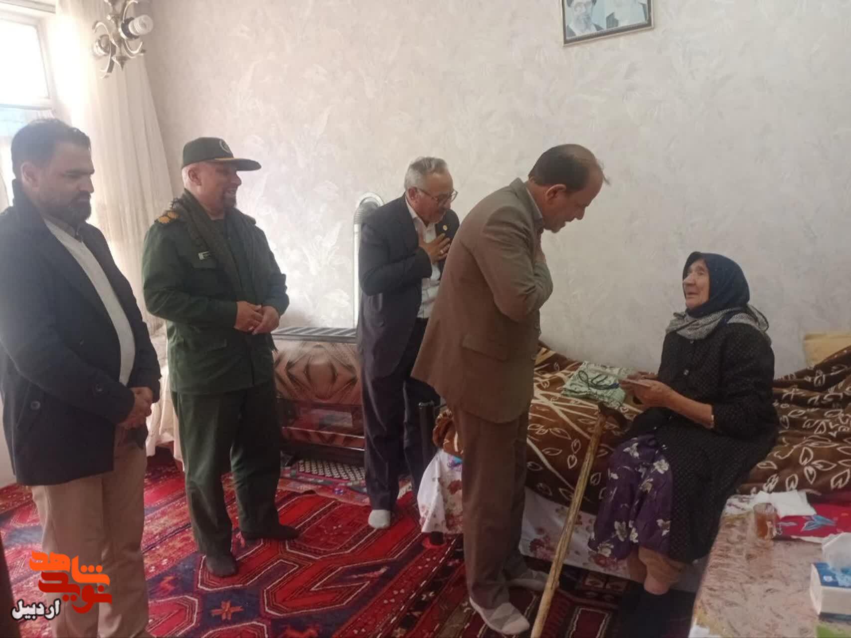 دیدار با مادر شهید «ذکرالله تکریمی» در نمین دیدار با مادر شهید «ذکرالله تکریمی» در نمین