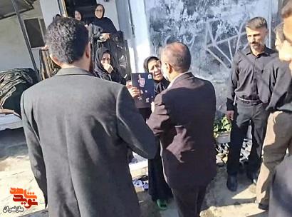 دیدار مدیرکل بنیاد شهید مازندران با خانواده شهید مدافع امنیت نظام دست گشاده در آمل+تصاویر دیدار مدیرکل بنیاد شهید مازندران با خانواده شهید مدافع امنیت نظام دست گشاده در آمل+تصاویر