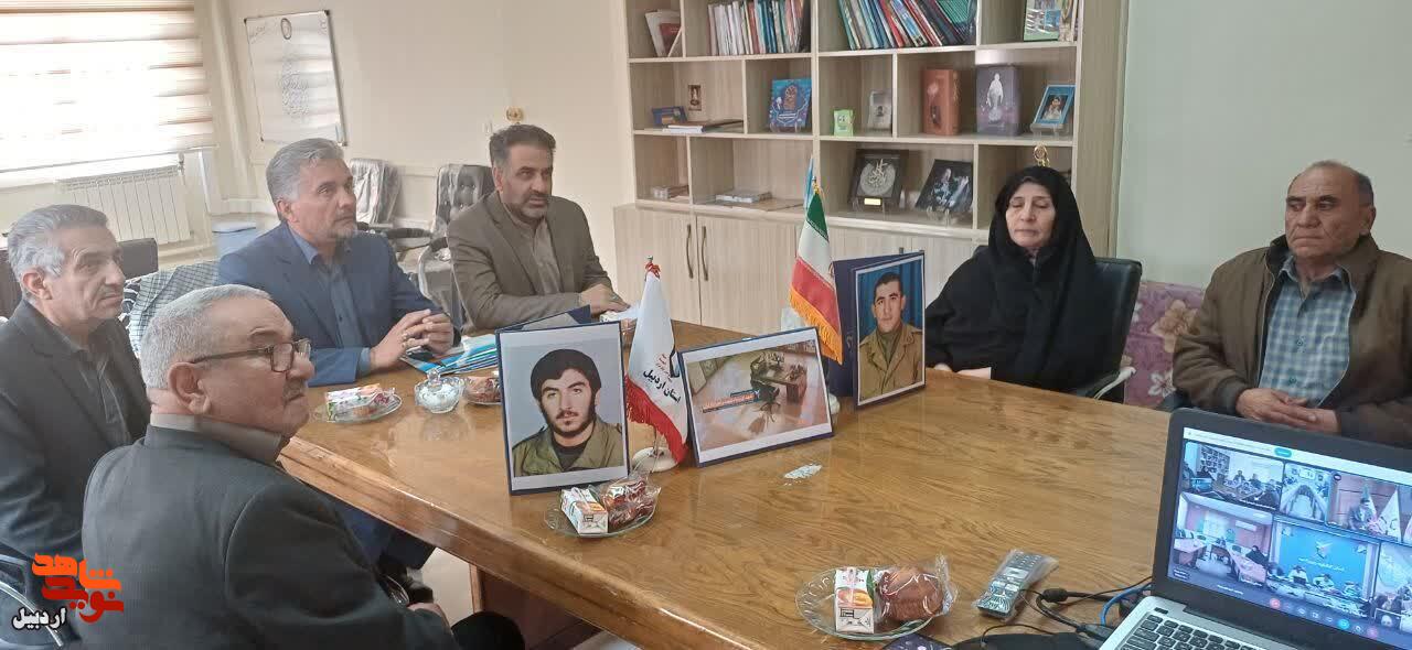 تجلیل از خانواده معظم شهدای کارمند استان اردبیل+ عکس