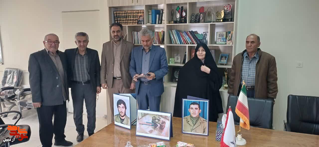 تجلیل از خانواده معظم شهدای کارمند استان اردبیل+ عکس