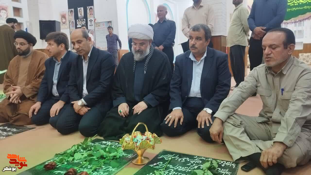 تجدید میثاق مدیرکل بنیاد شهید بوشهر با شهدای نبرد مستقیم با آمریکا در دشتی تجدید میثاق مدیرکل بنیاد شهید بوشهر با شهدای نبرد مستقیم با آمریکا در دشتی