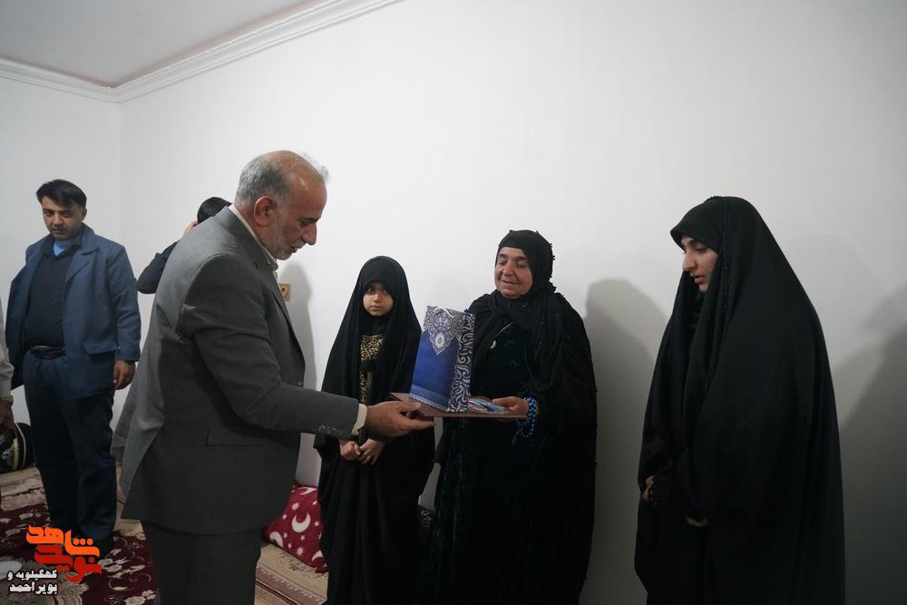 تجلیل مدیرعامل صندوق ذخیره بسیجیان کشور از خانواده شهدای عضو صندوق در یاسوج