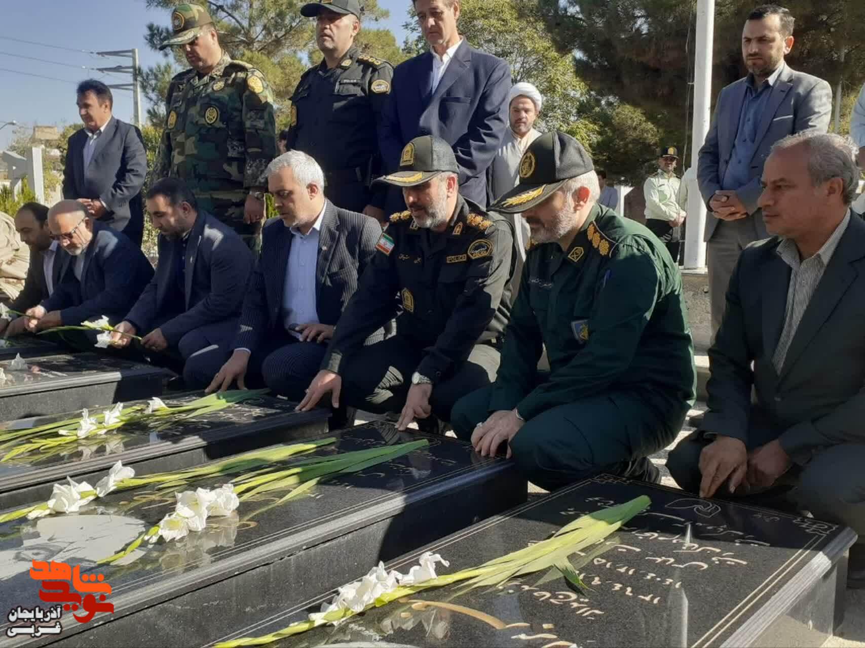 آئین گلباران و عطرافشانی گلزار مطهر شهدای سلماس آئین گلباران و عطرافشانی گلزار مطهر شهدای سلماس