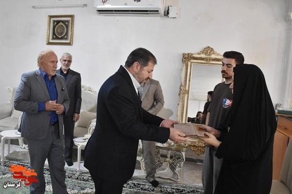 دیدار مدیرکل بنیاد شهید و امور ایثارگران لرستان با خانواده شهید والامقام«حسین بیرانوند» دیدار مدیرکل بنیاد شهید و امور ایثارگران لرستان با خانواده شهید والامقام«حسین بیرانوند»