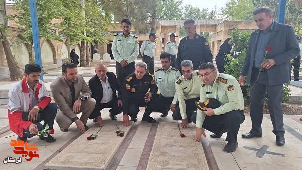 عطرافشانی مزار شهدای شهرستان سلسله به مناسبت هفته نیروی انتظامی عطرافشانی مزار شهدای شهرستان سلسله به مناسبت هفته نیروی انتظامی