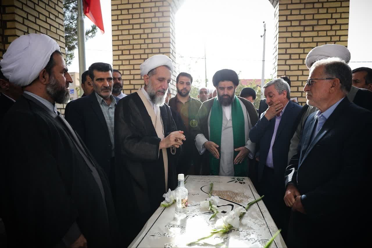 مسئولان استانی و شهرستانی، به شهید گمنام بخش اسفرورین ادای احترام کردند مسئولان استانی و شهرستانی، به شهید گمنام بخش اسفرورین ادای احترام کردند