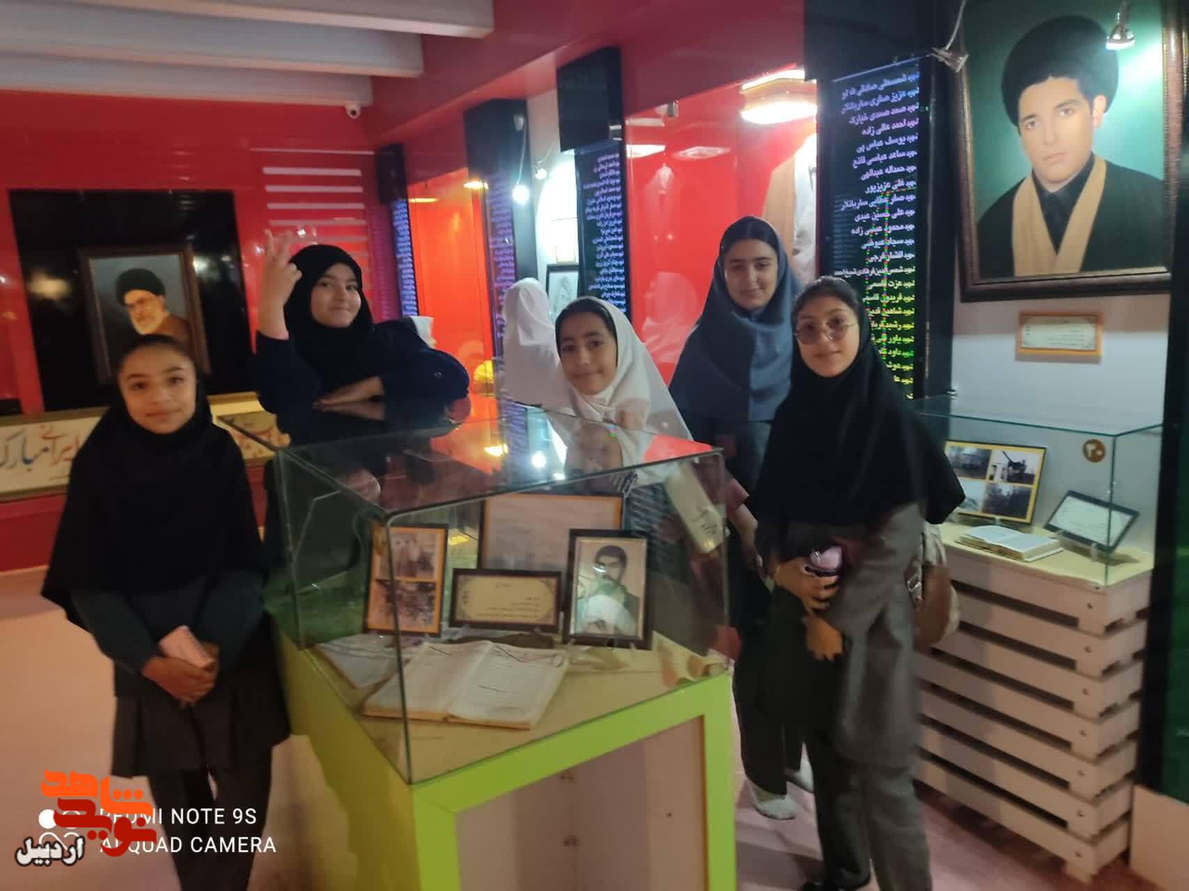 بازدید دانشآموزان دبستان دخترانه دکتر حسابی از موزه شهدای اردبیل+ عکس بازدید دانشآموزان دبستان دخترانه دکتر حسابی از موزه شهدای اردبیل+ عکس