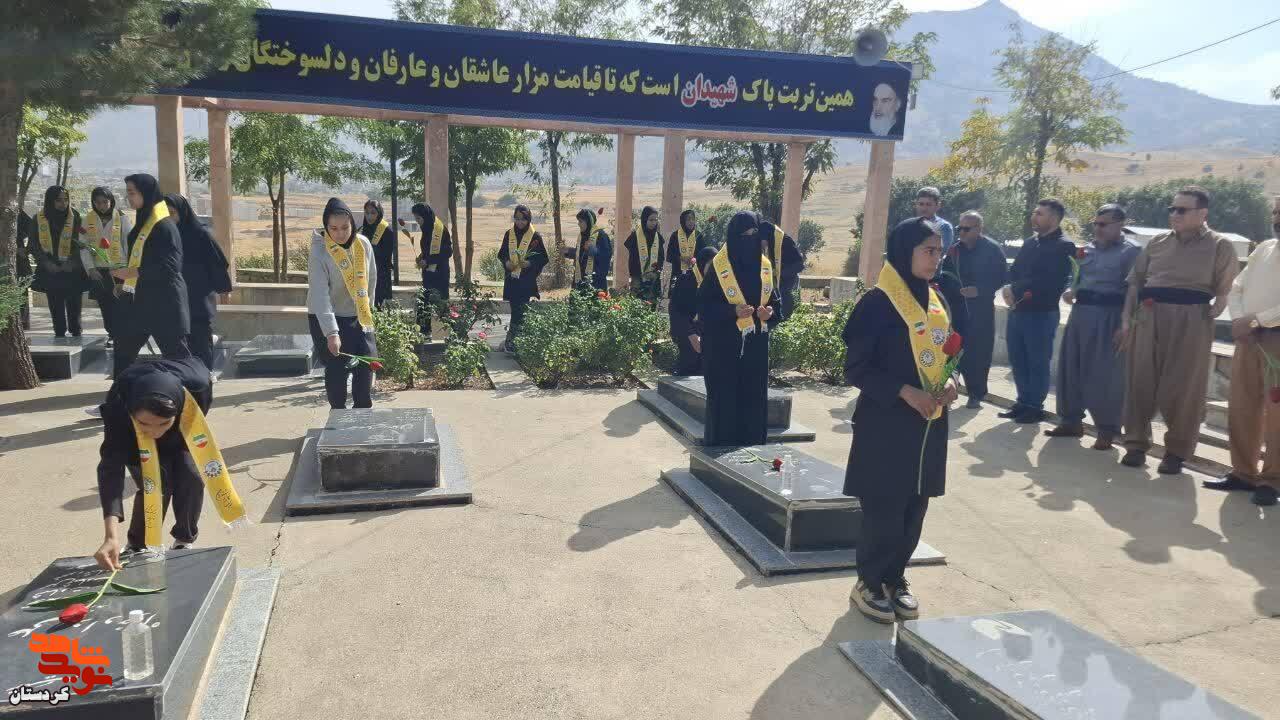 گلباران مزار شهدای سلیمان‌بگ با حضور دانش‌آموزان در قالب طرح «لاله‌های روشن»