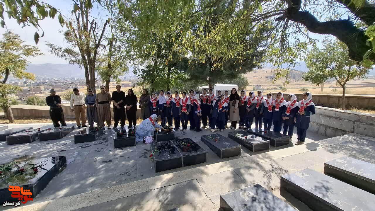 گلباران مزار شهدای سلیمان‌بگ با حضور دانش‌آموزان در قالب طرح «لاله‌های روشن»