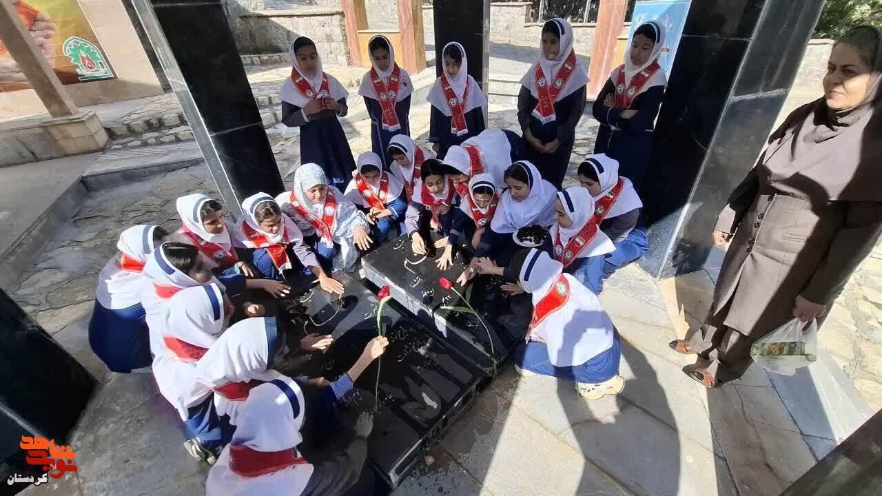 گلباران مزار شهدای سلیمان‌بگ با حضور دانش‌آموزان در قالب طرح «لاله‌های روشن»