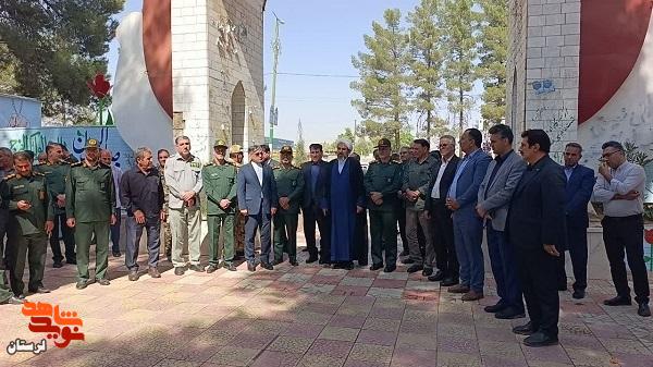 عطرافشانی گلزار مطهر شهدا در بهشت زهرا (س) کوهدشت به مناسبت هفته دفاع مقدس انجام شد عطرافشانی گلزار مطهر شهدا در بهشت زهرا (س) کوهدشت به مناسبت هفته دفاع مقدس انجام شد