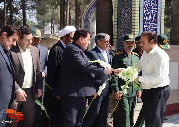 عطرافشانی گلزار مطهر شهدا در بهشت زهرا (س) کوهدشت به مناسبت هفته دفاع مقدس انجام شد عطرافشانی گلزار مطهر شهدا در بهشت زهرا (س) کوهدشت به مناسبت هفته دفاع مقدس انجام شد