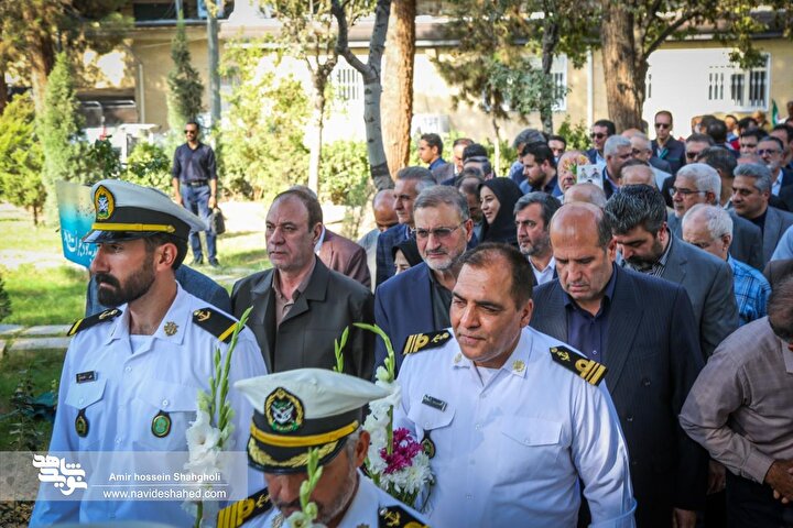 عکس/«آیین میهمانی لاله‌ها» گلباران و عطر افشانی مزار مطهر شهدا