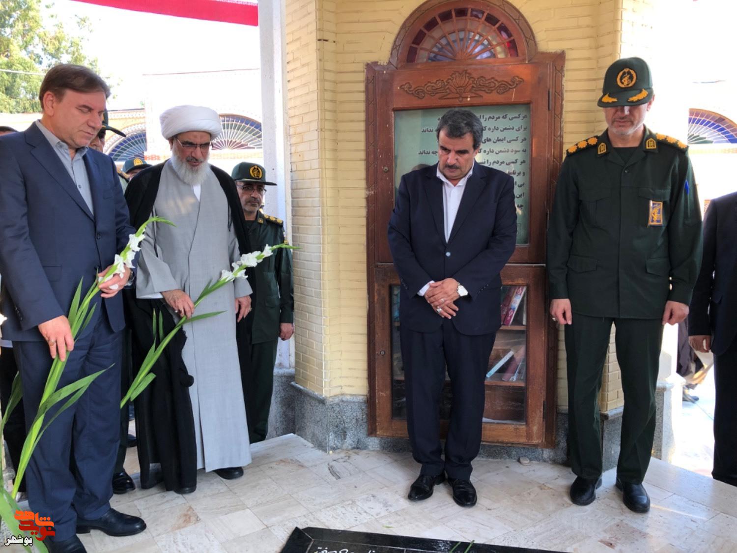 مزار شهدای بهشت صادق بوشهر گلباران شد مزار شهدای بهشت صادق بوشهر گلباران شد