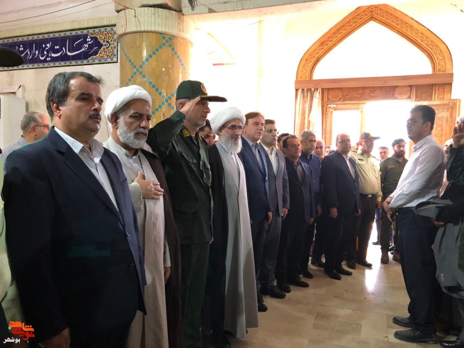 مزار شهدای بهشت صادق بوشهر گلباران شد مزار شهدای بهشت صادق بوشهر گلباران شد