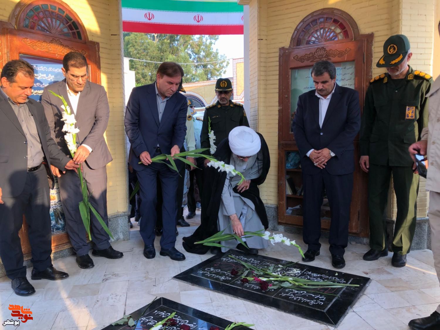 مزار شهدای بهشت صادق بوشهر گلباران شد مزار شهدای بهشت صادق بوشهر گلباران شد