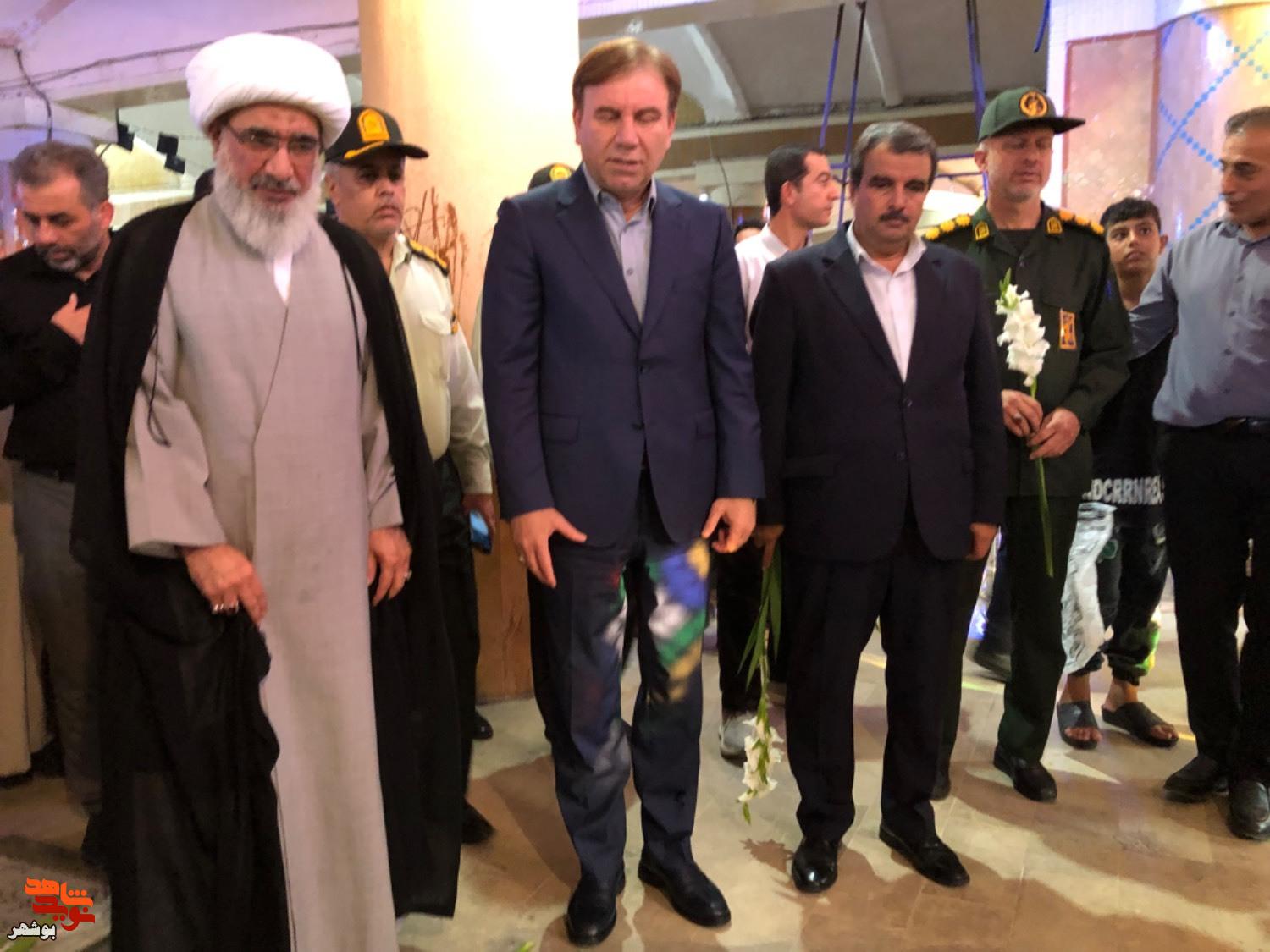 مزار شهدای بهشت صادق بوشهر گلباران شد مزار شهدای بهشت صادق بوشهر گلباران شد