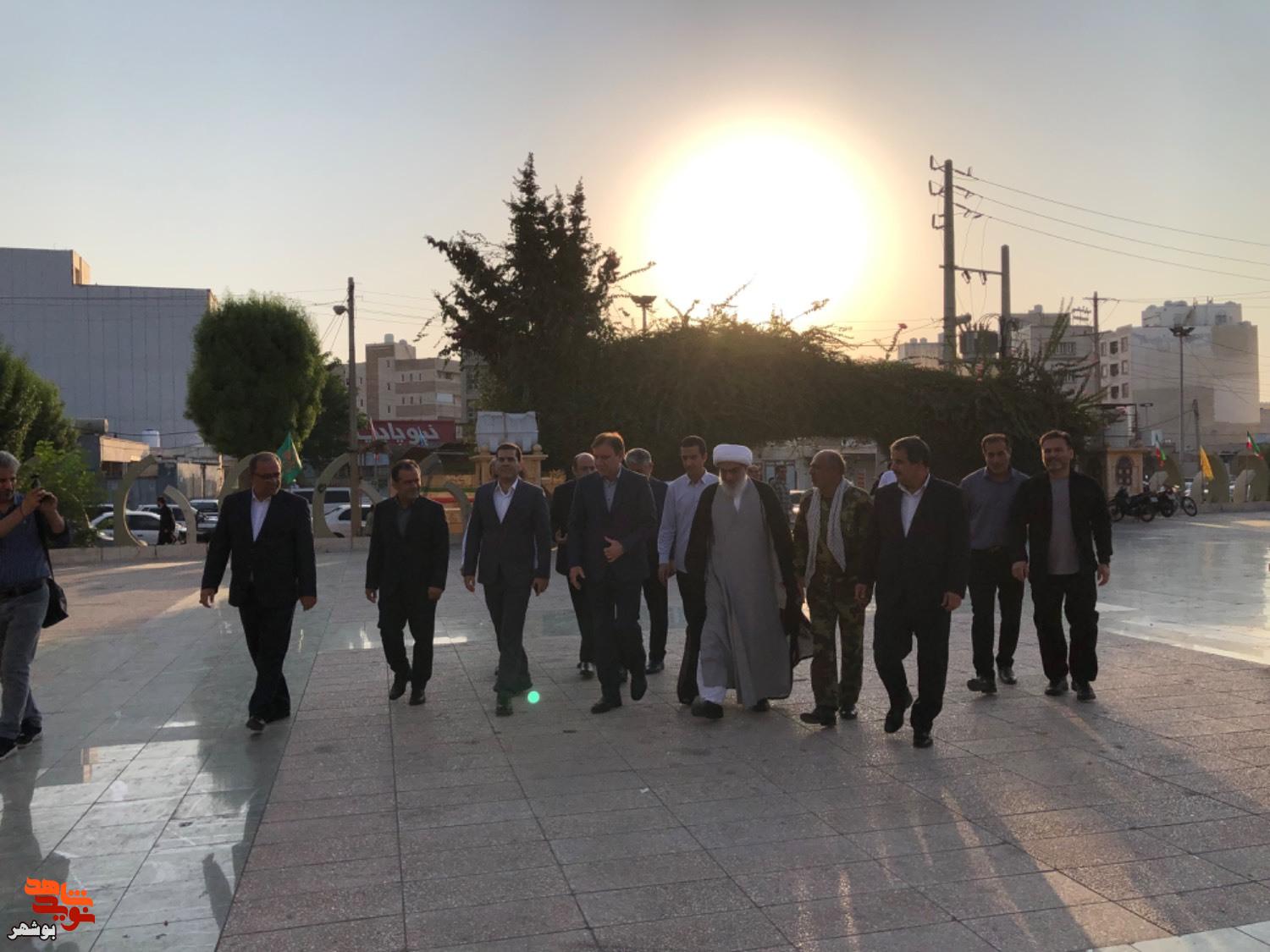 مزار شهدای بهشت صادق بوشهر گلباران شد مزار شهدای بهشت صادق بوشهر گلباران شد