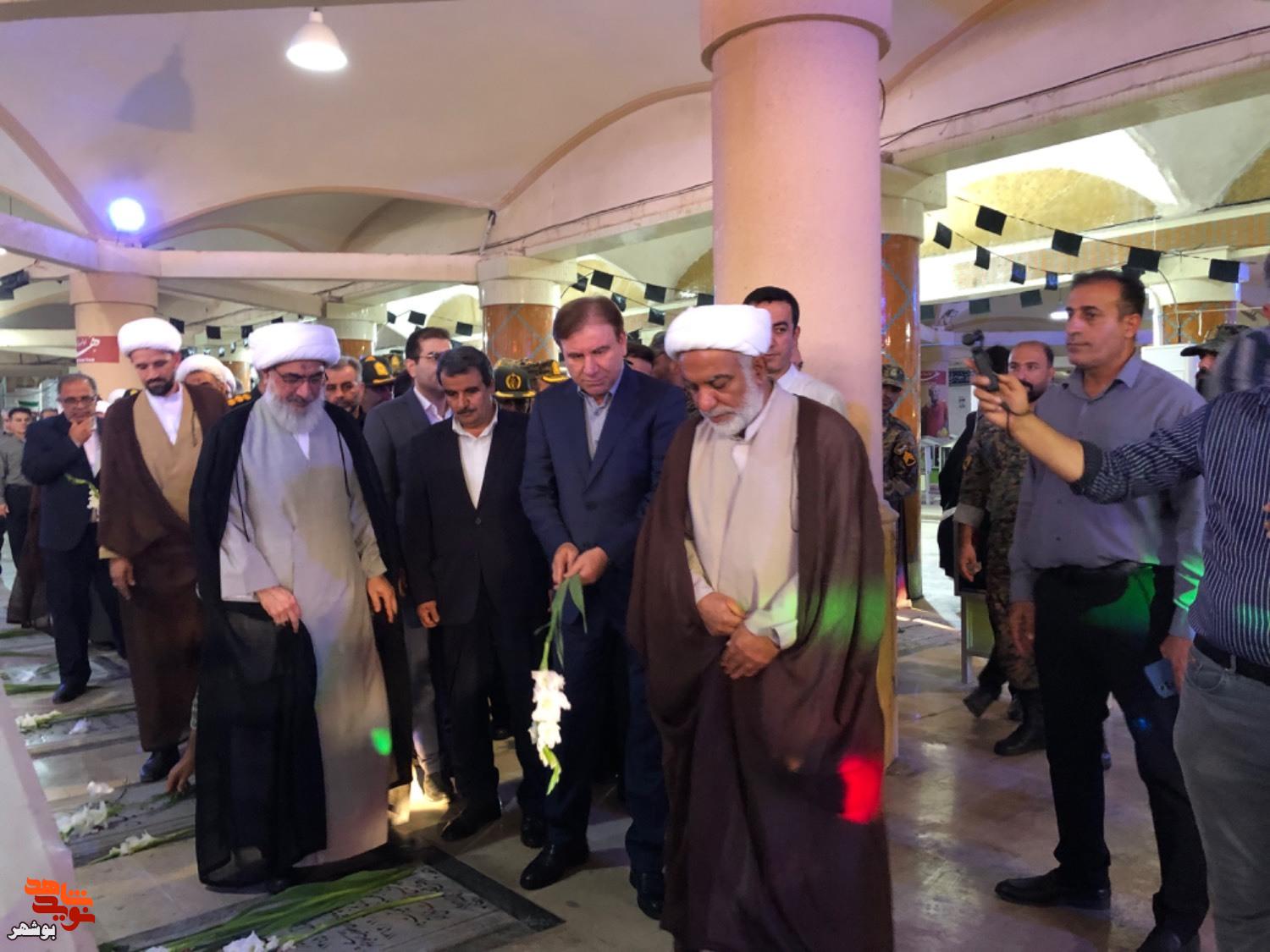 مزار شهدای بهشت صادق بوشهر گلباران شد مزار شهدای بهشت صادق بوشهر گلباران شد