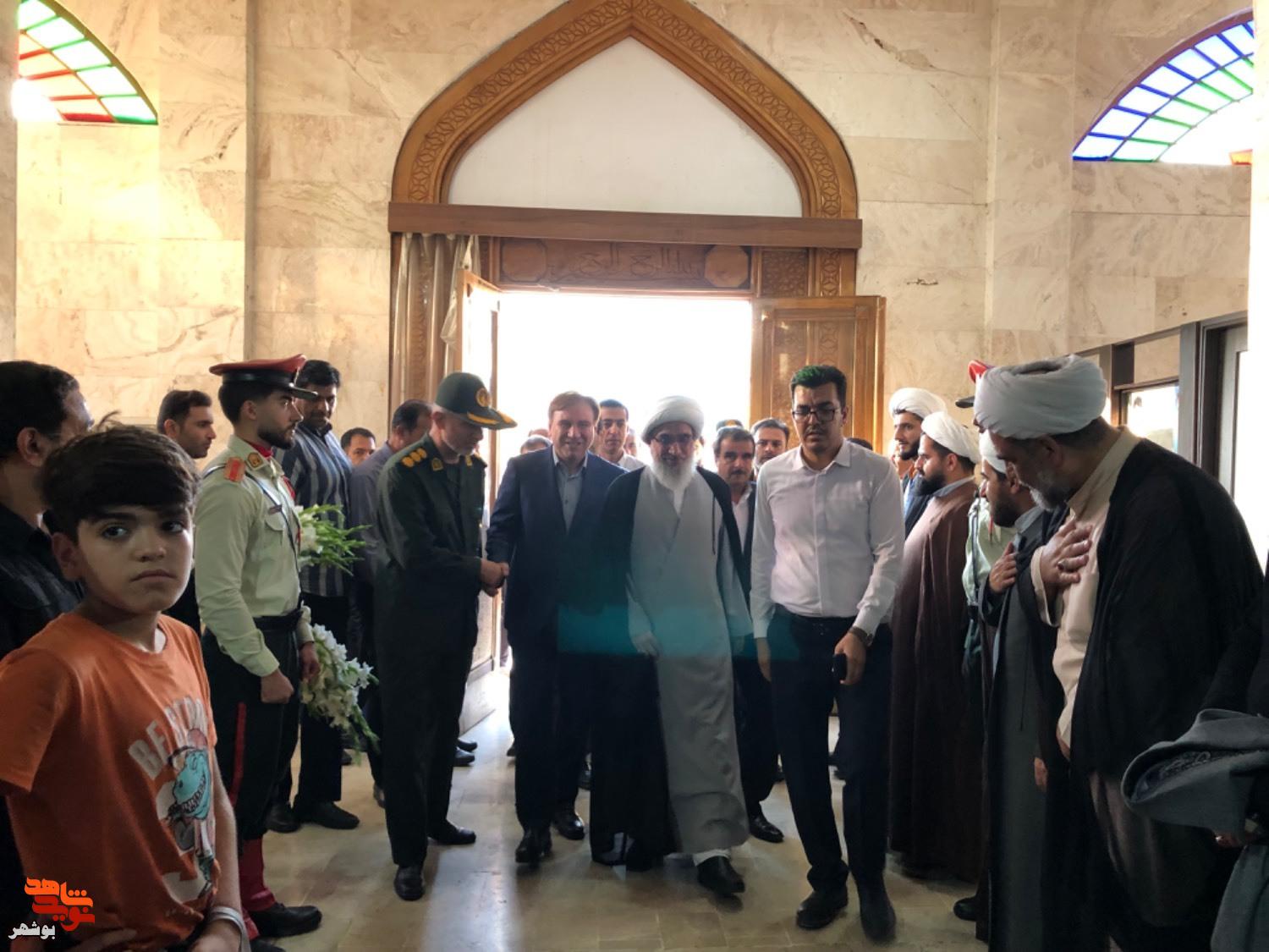 مزار شهدای بهشت صادق بوشهر گلباران شد مزار شهدای بهشت صادق بوشهر گلباران شد