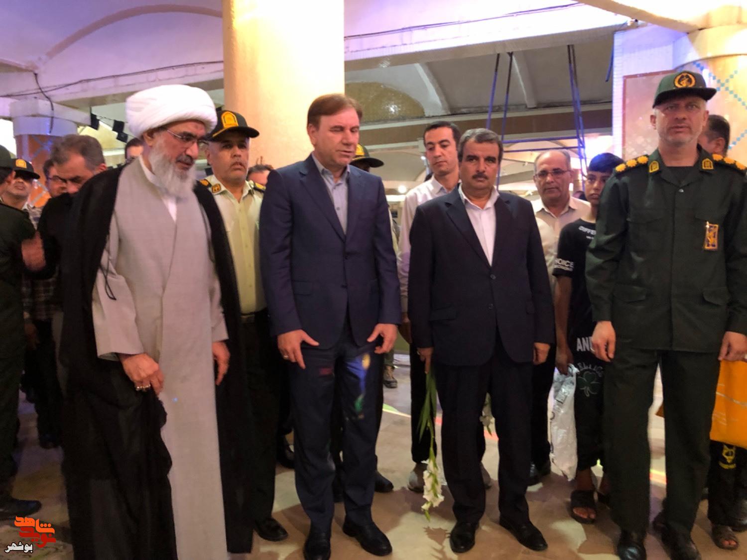 مزار شهدای بهشت صادق بوشهر گلباران شد مزار شهدای بهشت صادق بوشهر گلباران شد