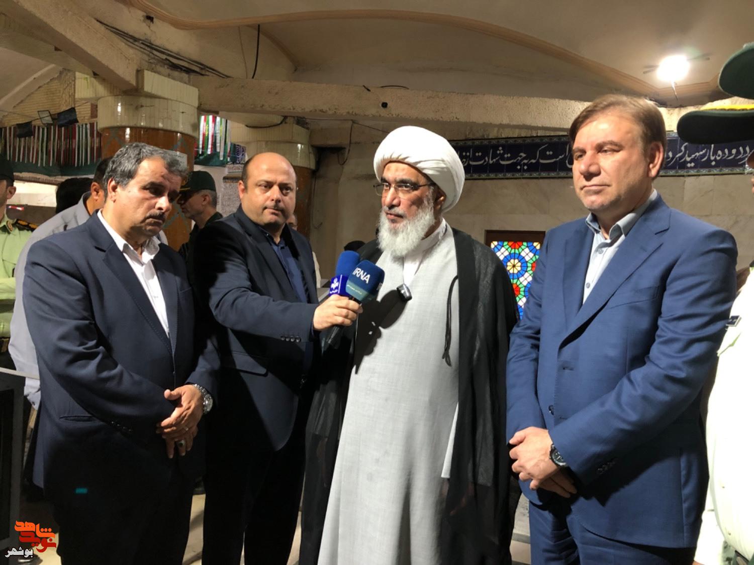 مزار شهدای بهشت صادق بوشهر گلباران شد مزار شهدای بهشت صادق بوشهر گلباران شد