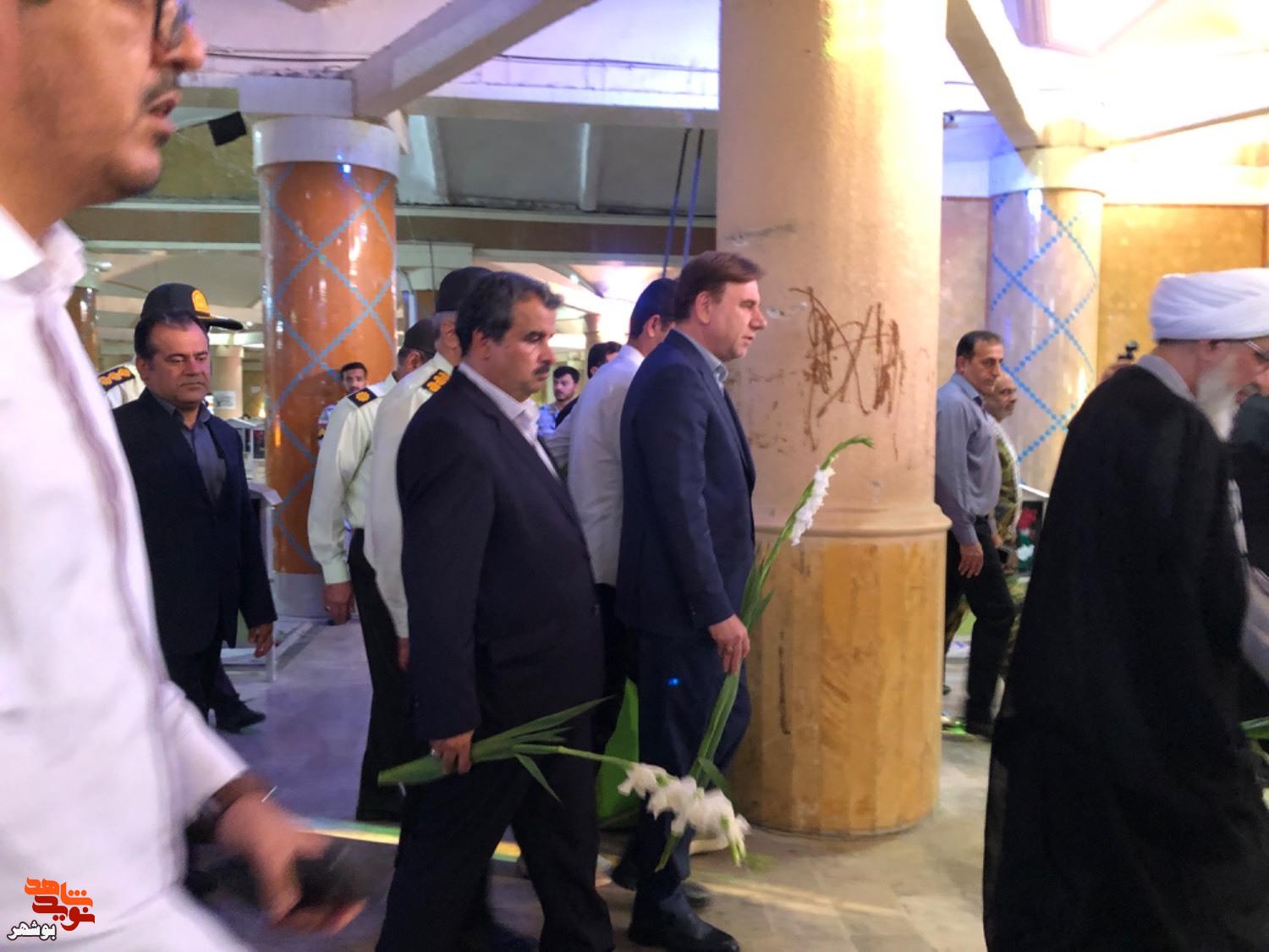 مزار شهدای بهشت صادق بوشهر گلباران شد مزار شهدای بهشت صادق بوشهر گلباران شد