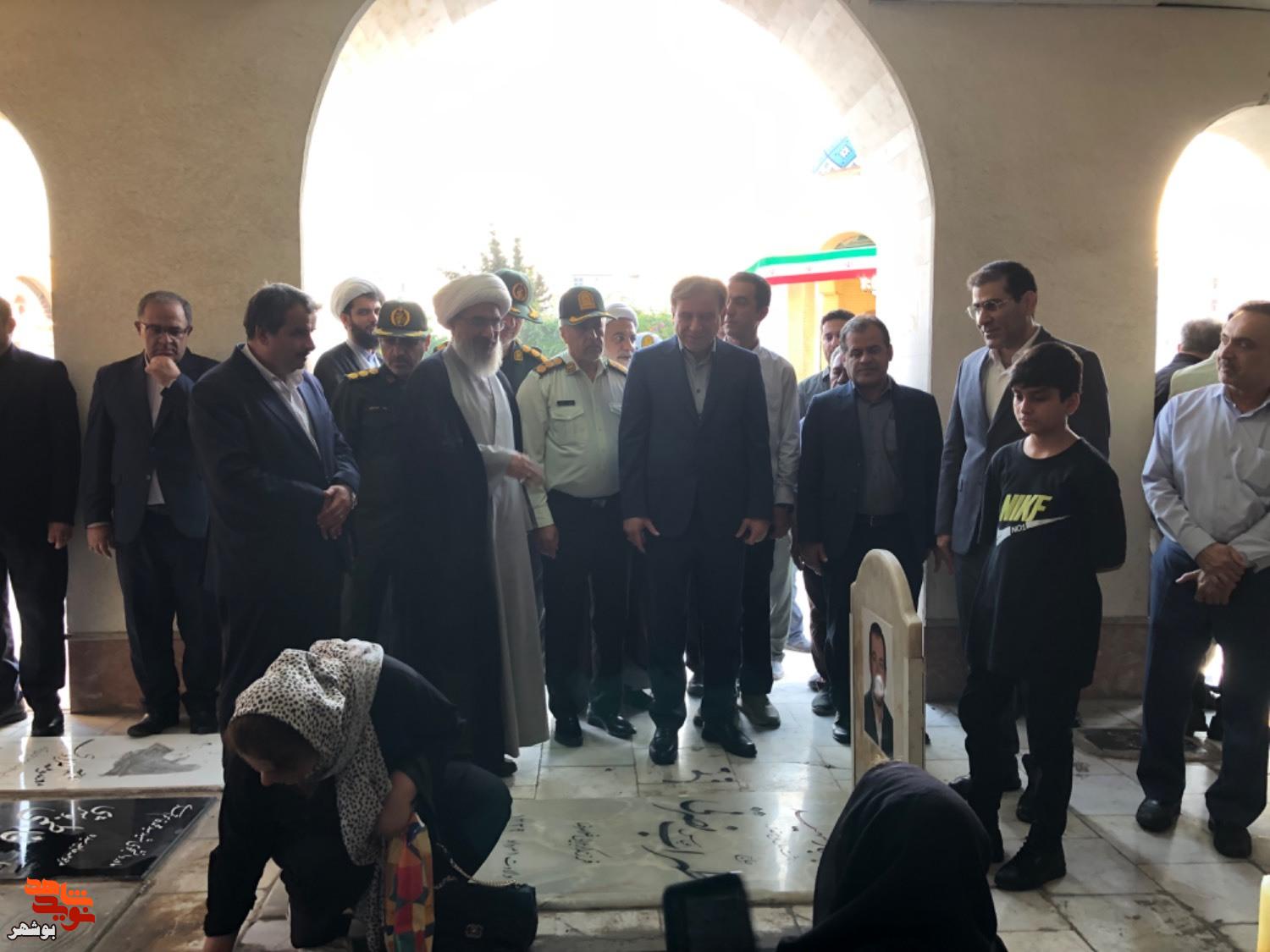 مزار شهدای بهشت صادق بوشهر گلباران شد مزار شهدای بهشت صادق بوشهر گلباران شد