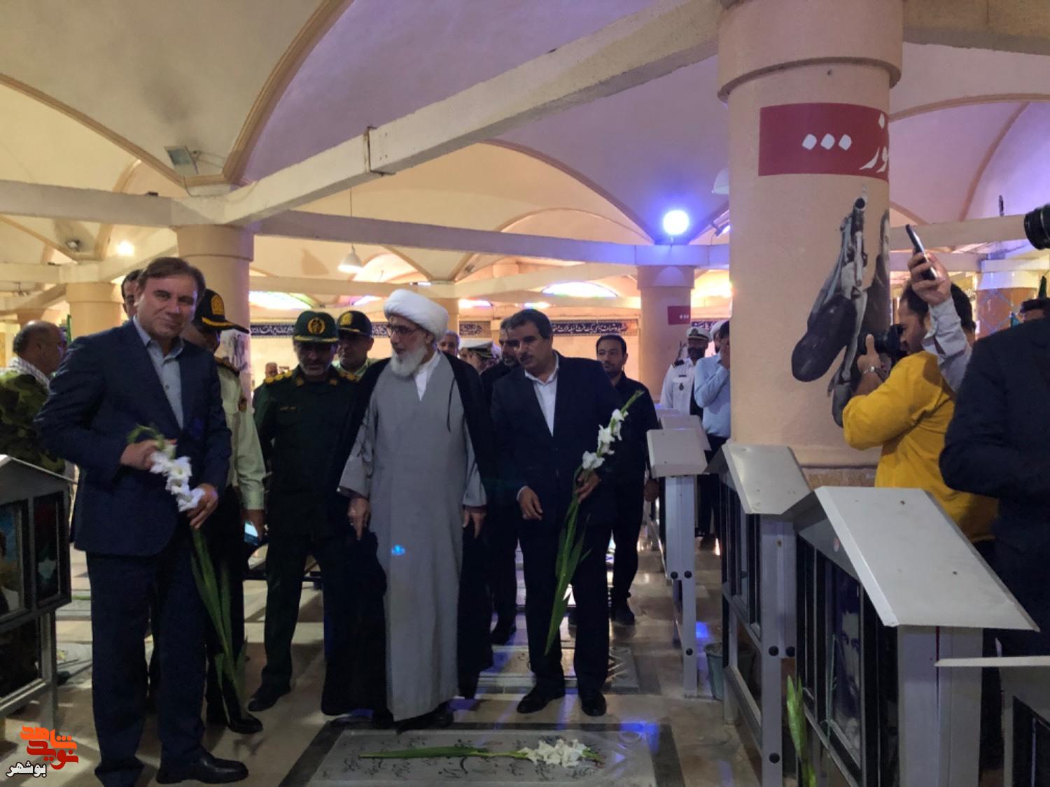 مزار شهدای بهشت صادق بوشهر گلباران شد مزار شهدای بهشت صادق بوشهر گلباران شد
