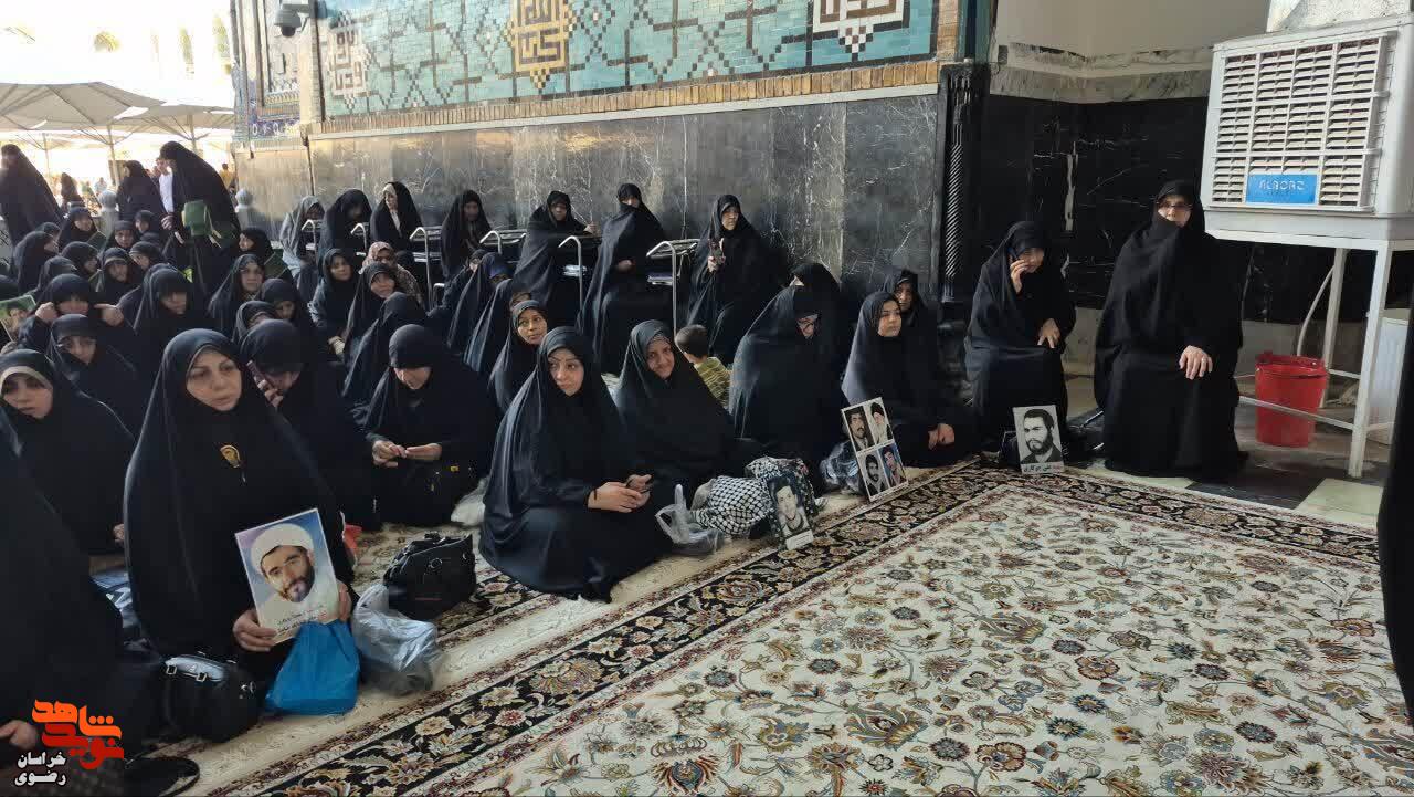 آیین «میهمانی لاله‌ها» از جوار بارگاه منور رضوی و قائد شهید امت اسلامی برگزار شد.