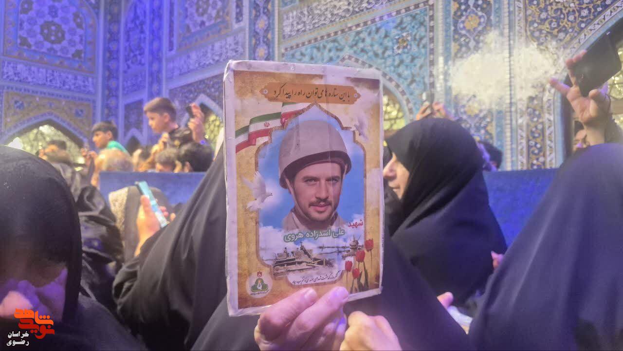 آیین «میهمانی لاله‌ها» از جوار بارگاه منور رضوی و قائد شهید امت اسلامی برگزار شد.