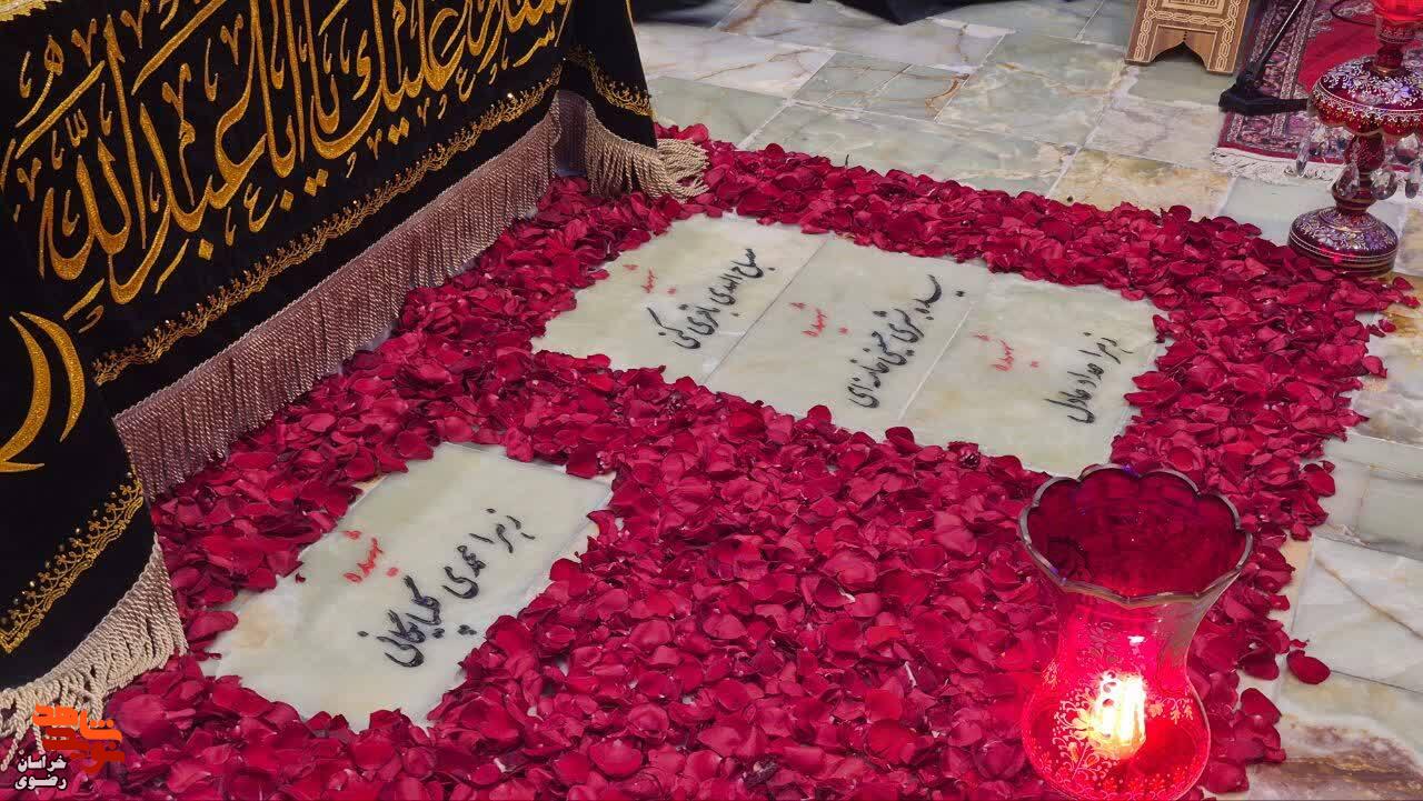 آیین «میهمانی لاله‌ها» از جوار بارگاه منور رضوی و قائد شهید امت اسلامی برگزار شد.