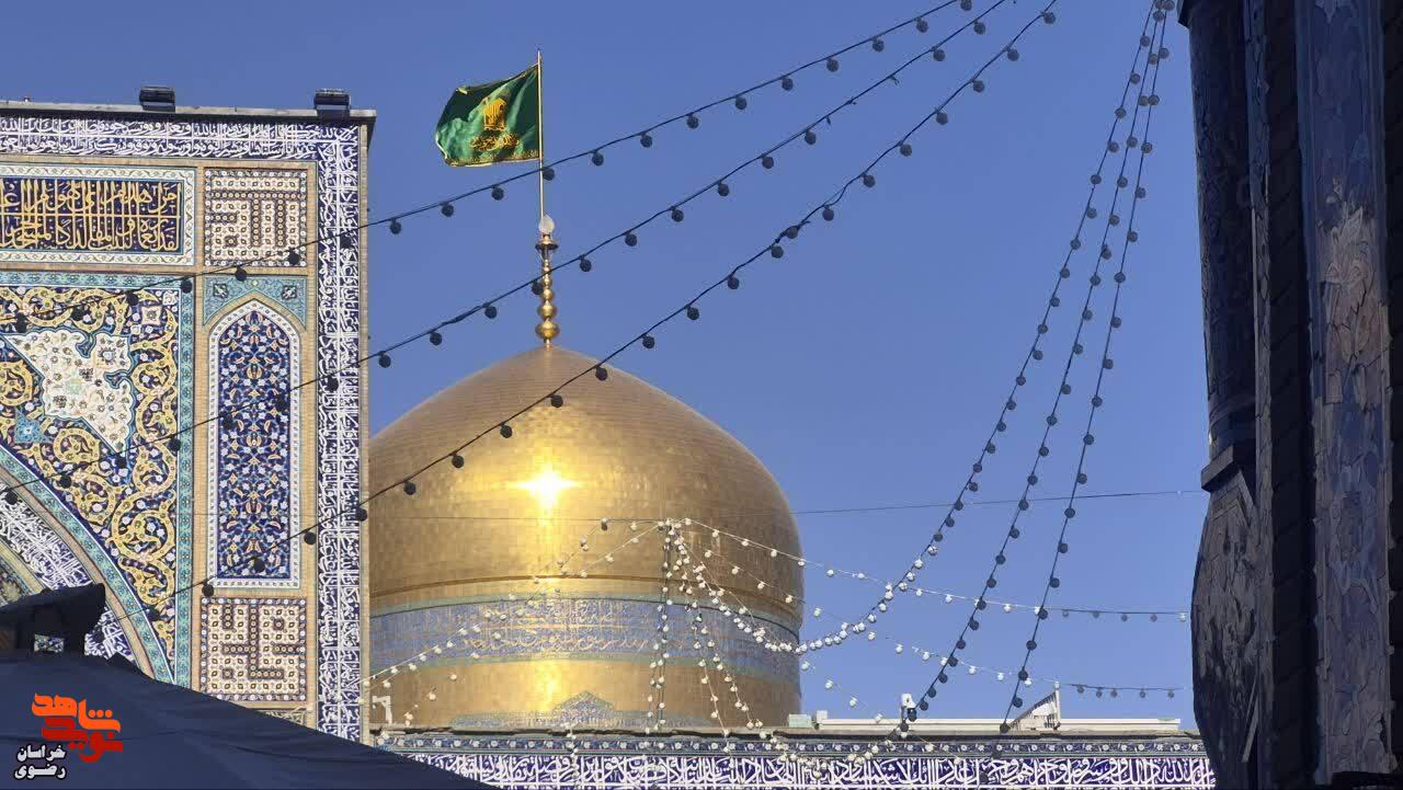 آیین «میهمانی لاله‌ها» از جوار بارگاه منور رضوی و قائد شهید امت اسلامی برگزار شد.