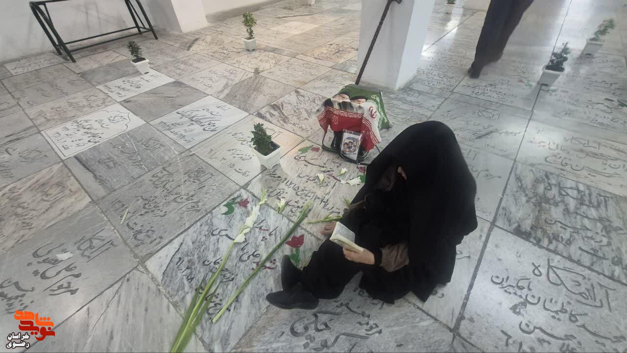 آیین «میهمانی لاله‌ها» از جوار بارگاه منور رضوی و قائد شهید امت اسلامی برگزار شد.