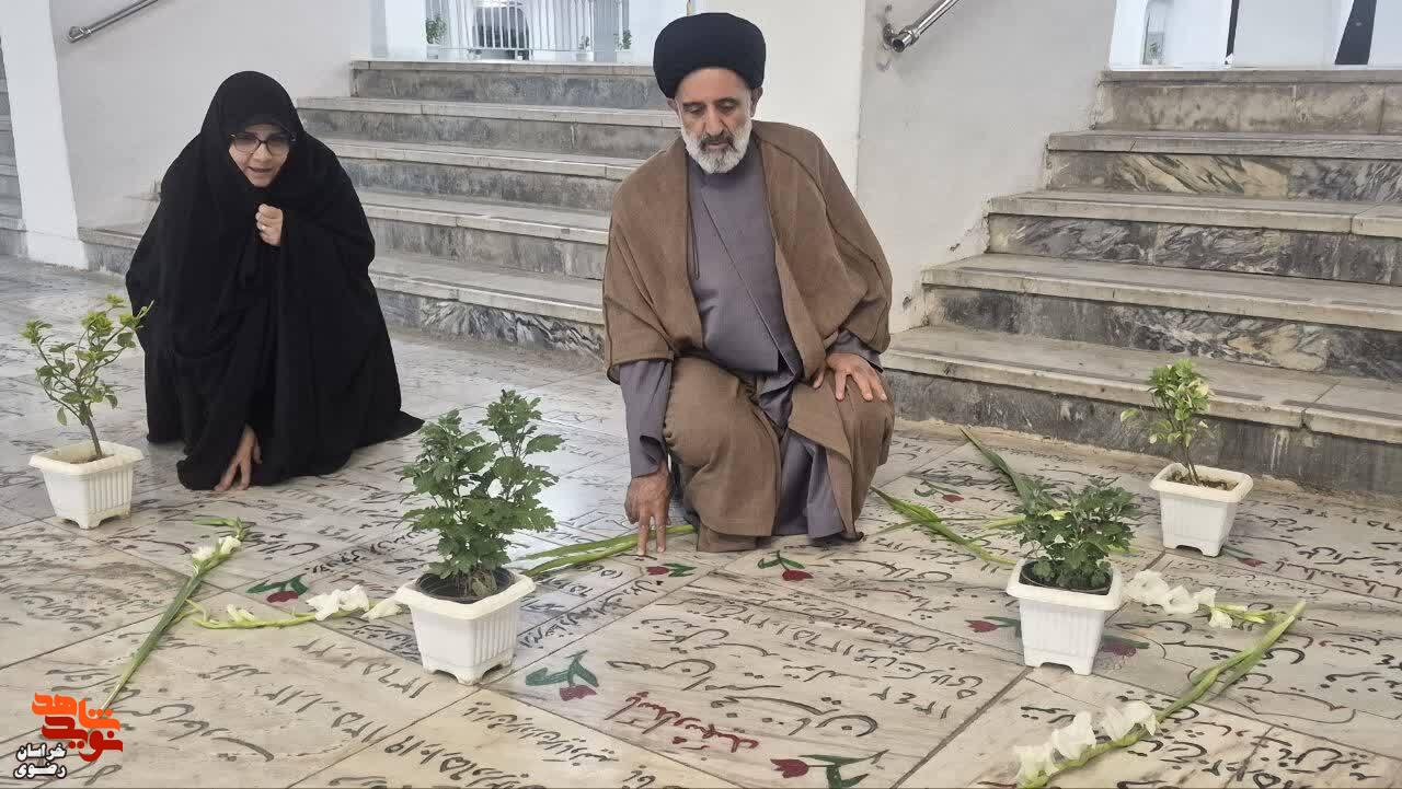 آیین «میهمانی لاله‌ها» از جوار بارگاه منور رضوی و قائد شهید امت اسلامی برگزار شد.