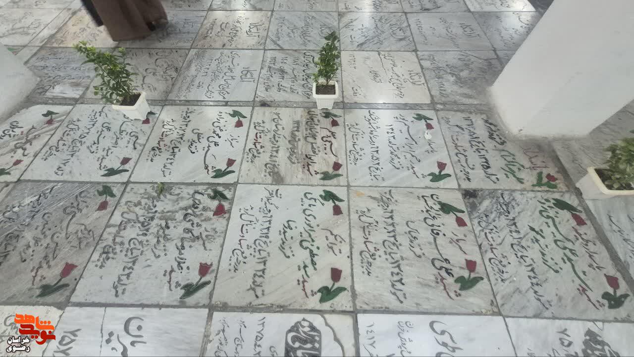 آیین «میهمانی لاله‌ها» از جوار بارگاه منور رضوی و قائد شهید امت اسلامی برگزار شد.